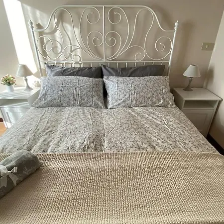 Ginevri, La Immersa Nel Mondavio